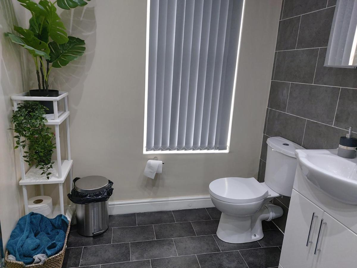 Spacious Two Bedroom House, Parking And Wifi Leeds  Exterior photo