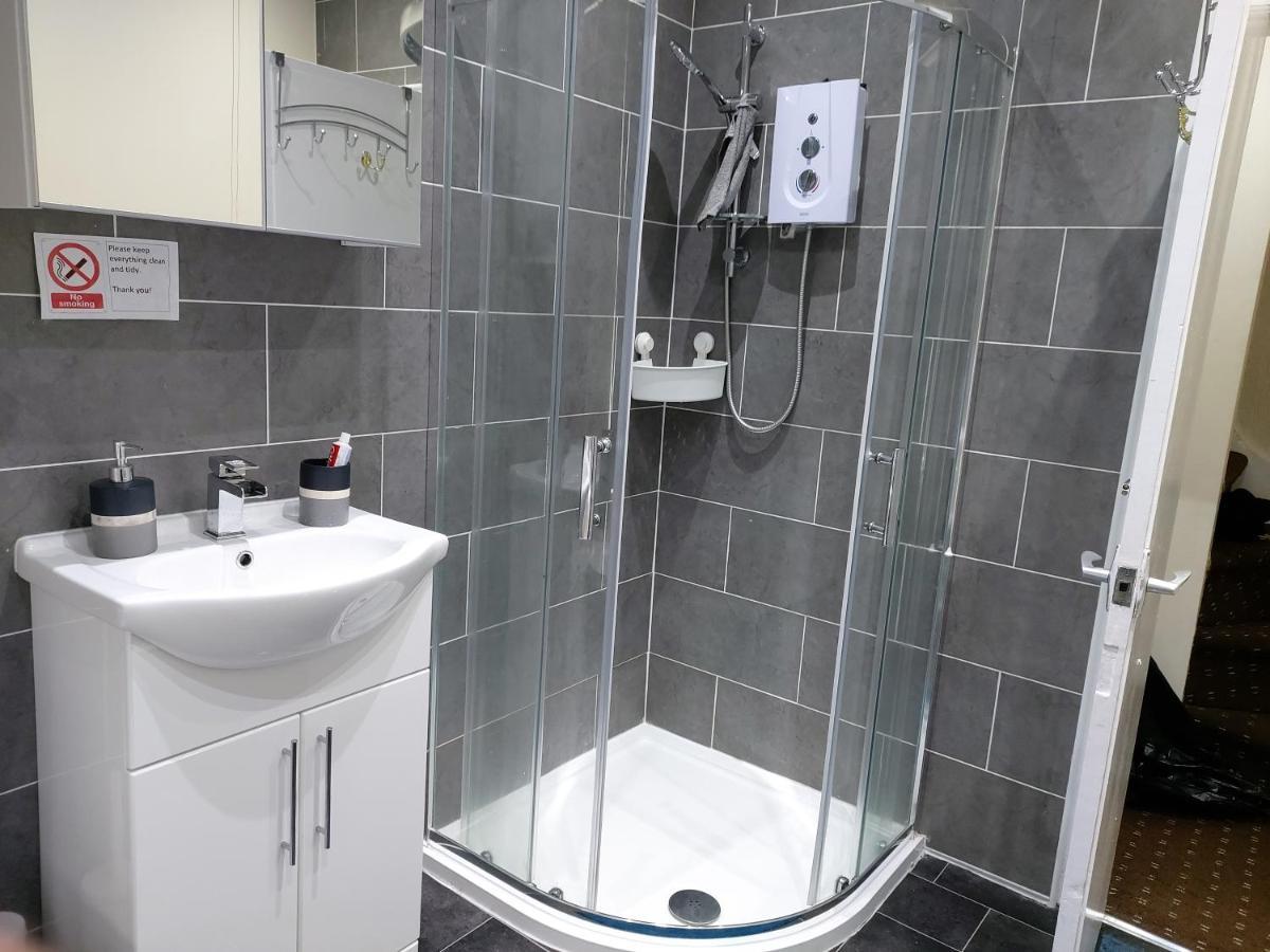 Spacious Two Bedroom House, Parking And Wifi Leeds  Exterior photo