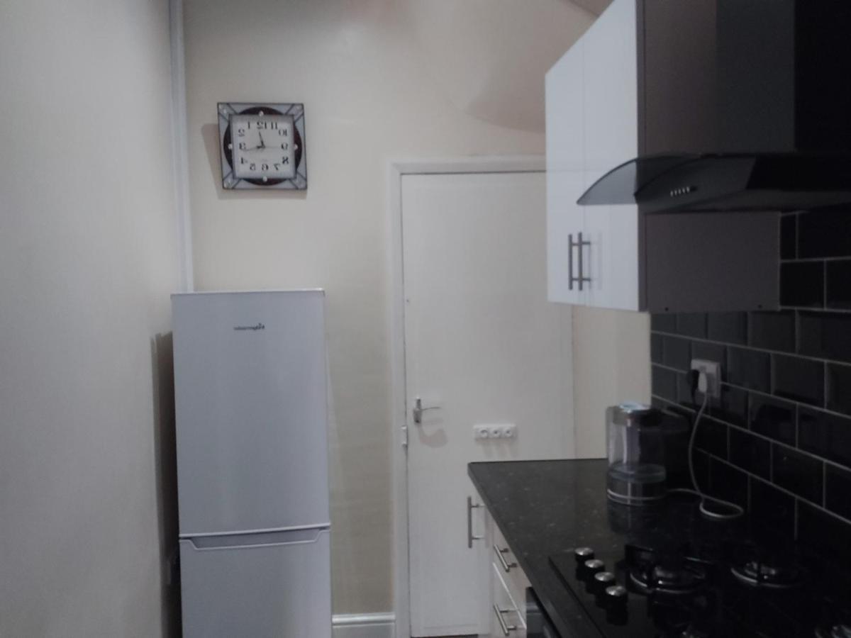 Spacious Two Bedroom House, Parking And Wifi Leeds  Exterior photo