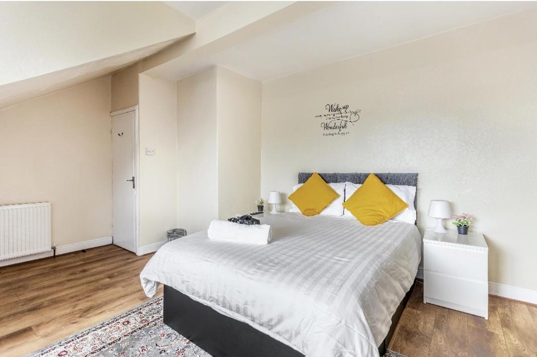 Spacious Two Bedroom House, Parking And Wifi Leeds  Exterior photo