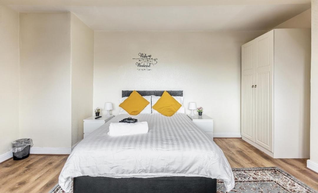 Spacious Two Bedroom House, Parking And Wifi Leeds  Exterior photo