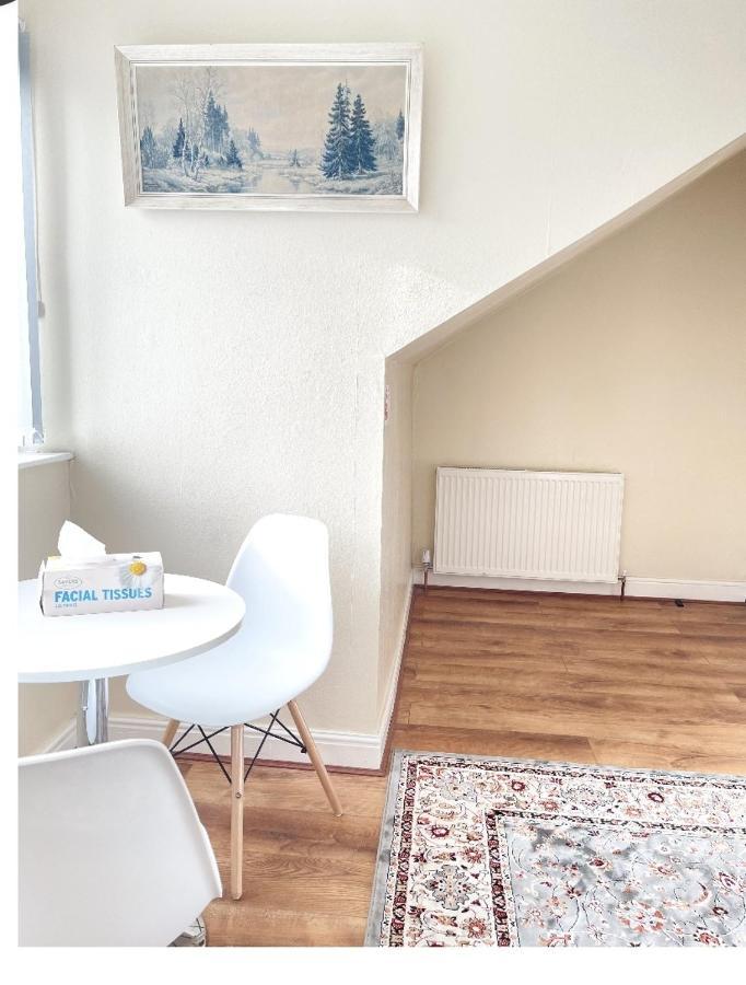 Spacious Two Bedroom House, Parking And Wifi Leeds  Exterior photo