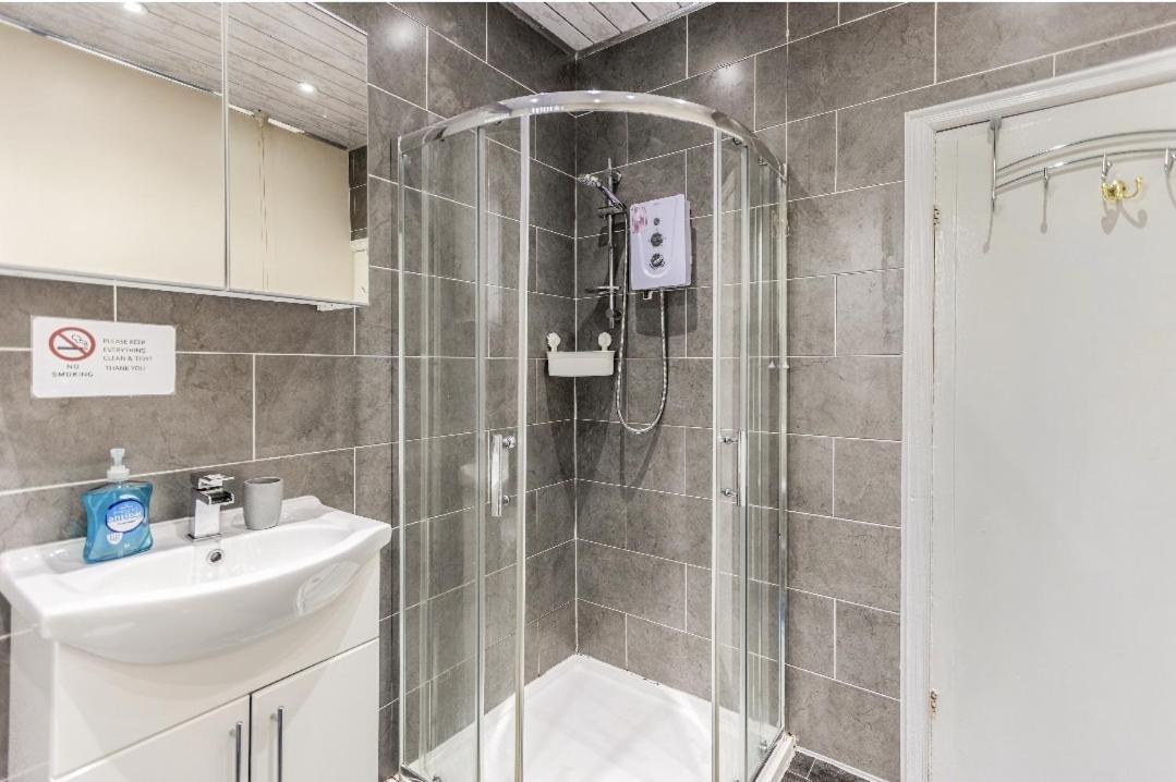 Spacious Two Bedroom House, Parking And Wifi Leeds  Exterior photo
