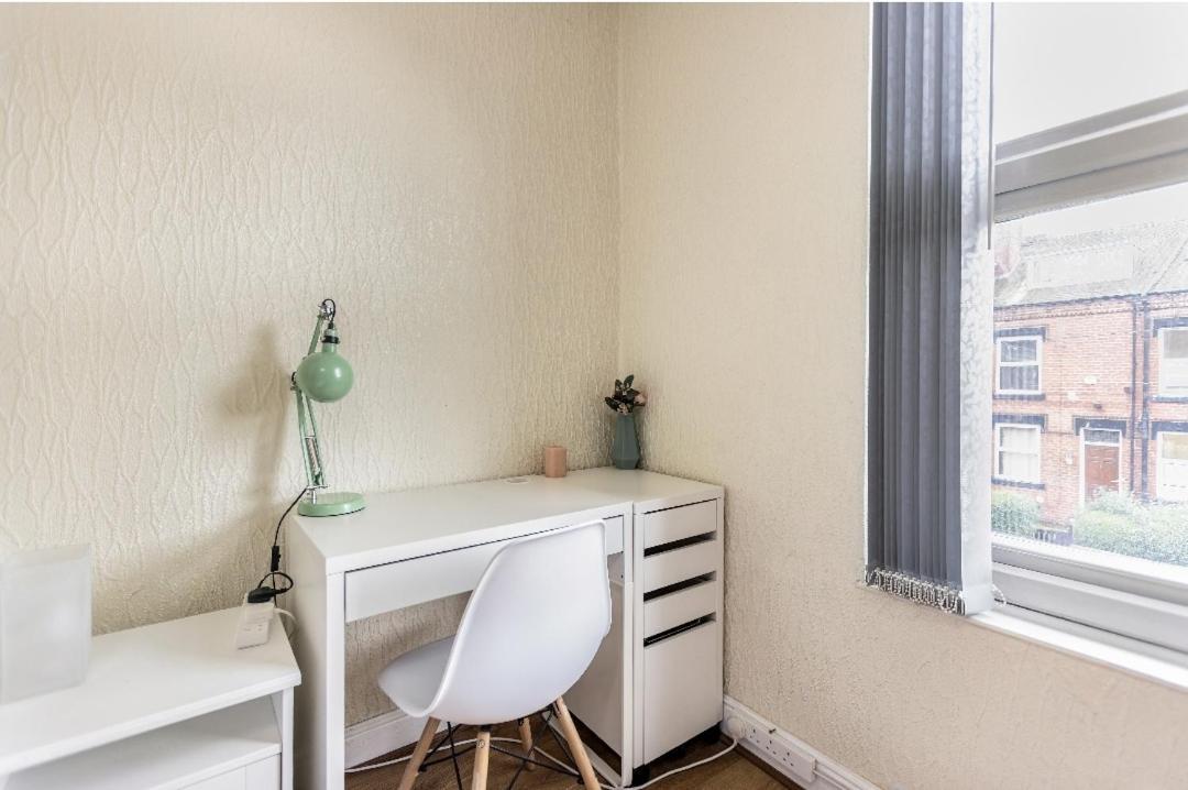 Spacious Two Bedroom House, Parking And Wifi Leeds  Exterior photo