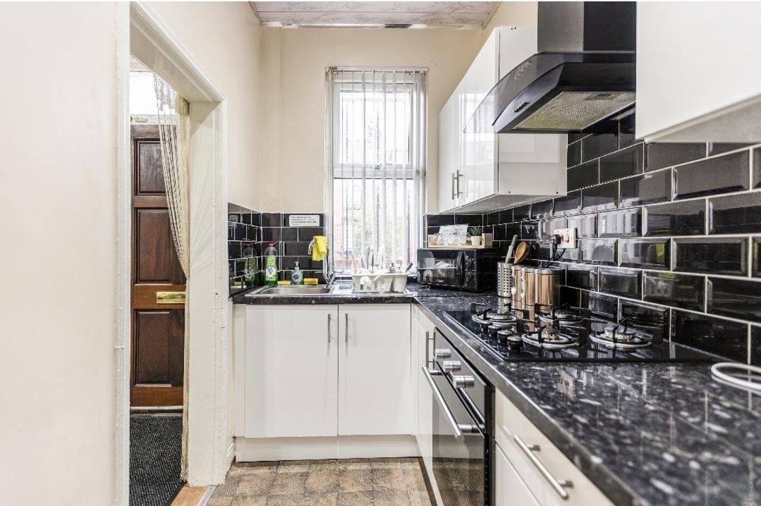 Spacious Two Bedroom House, Parking And Wifi Leeds  Exterior photo