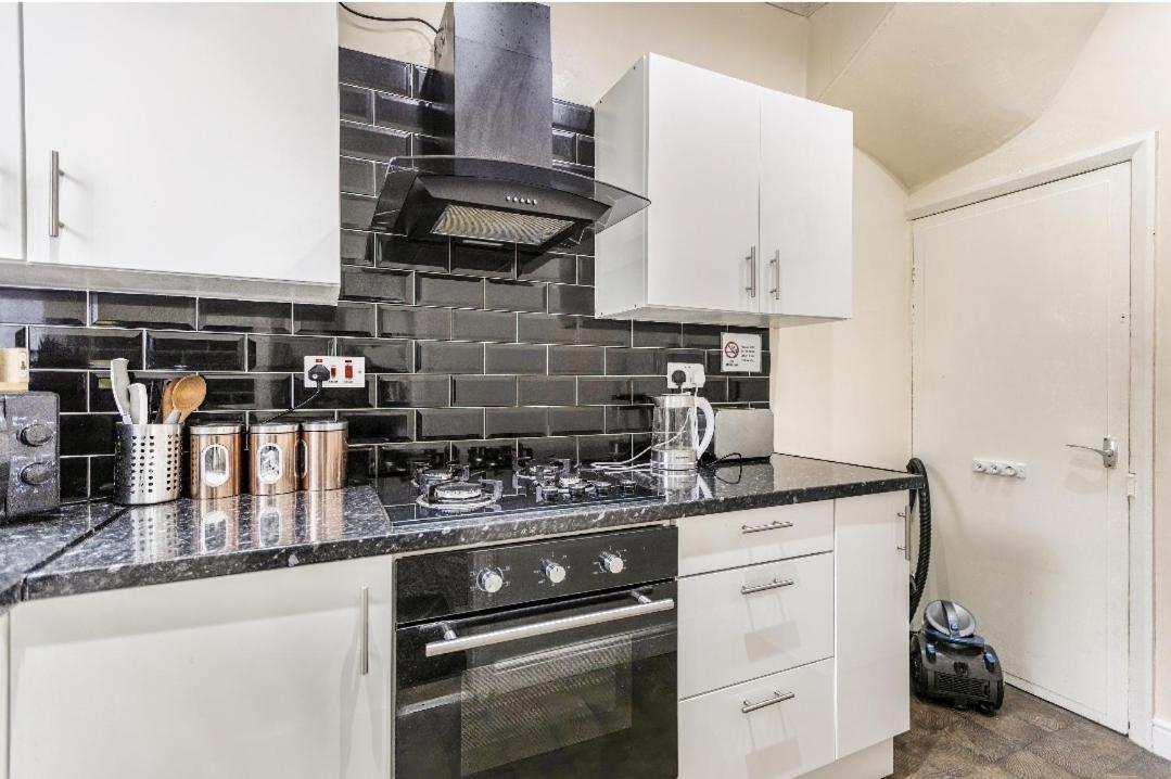Spacious Two Bedroom House, Parking And Wifi Leeds  Exterior photo