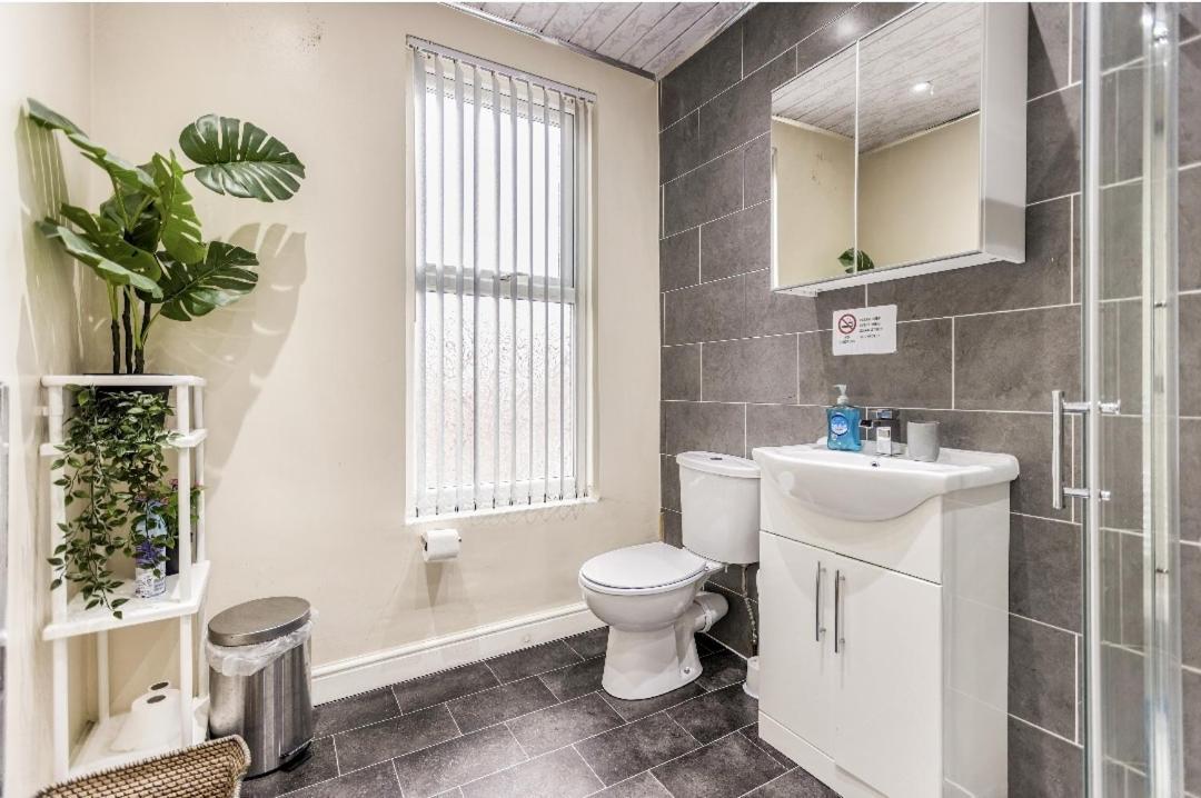 Spacious Two Bedroom House, Parking And Wifi Leeds  Exterior photo