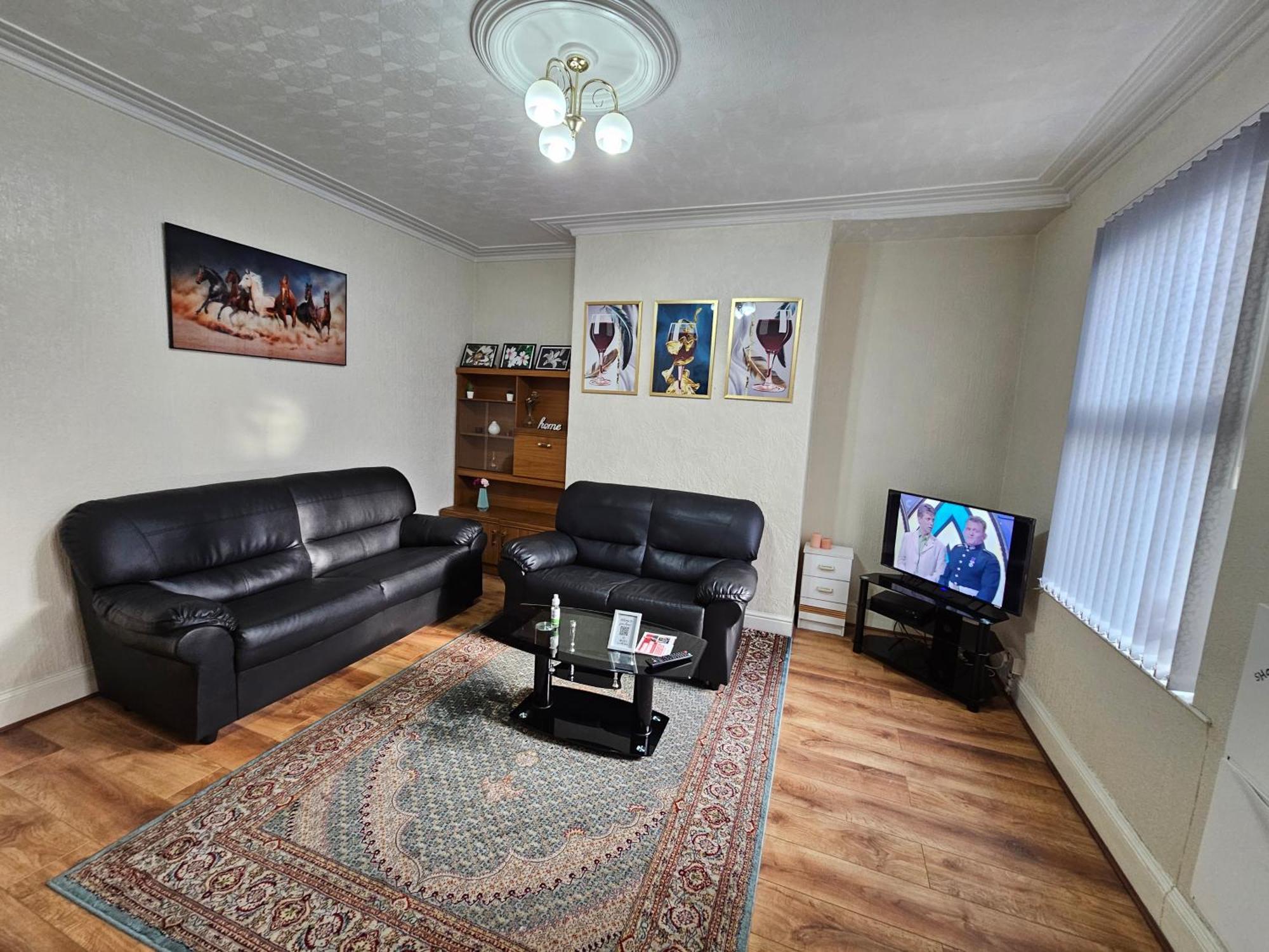Spacious Two Bedroom House, Parking And Wifi Leeds  Exterior photo